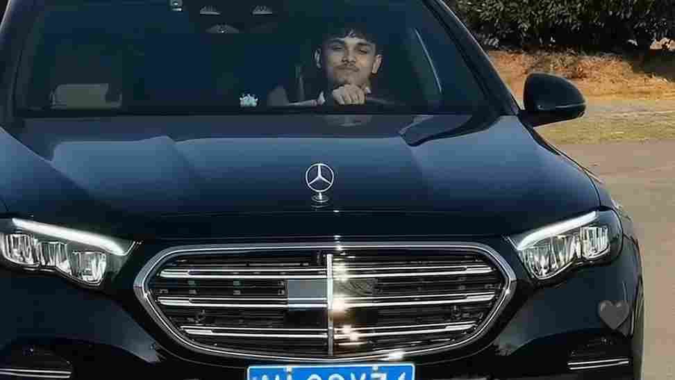 Mercedes Car Stand AI Video Editing Prompt using Google Flow